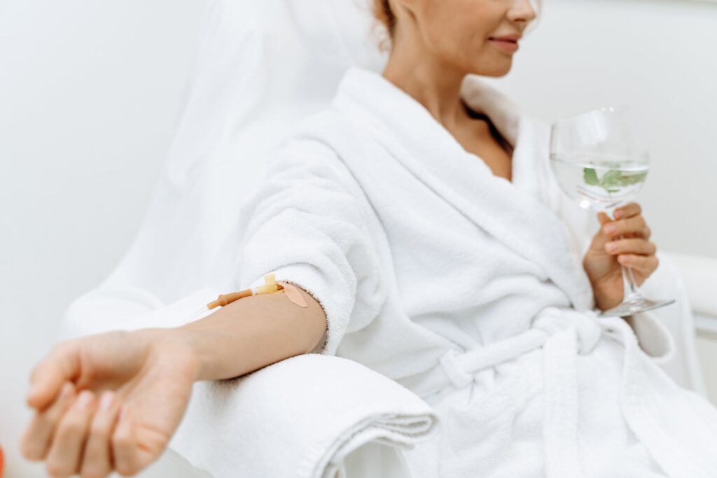 woman doing iV therapy